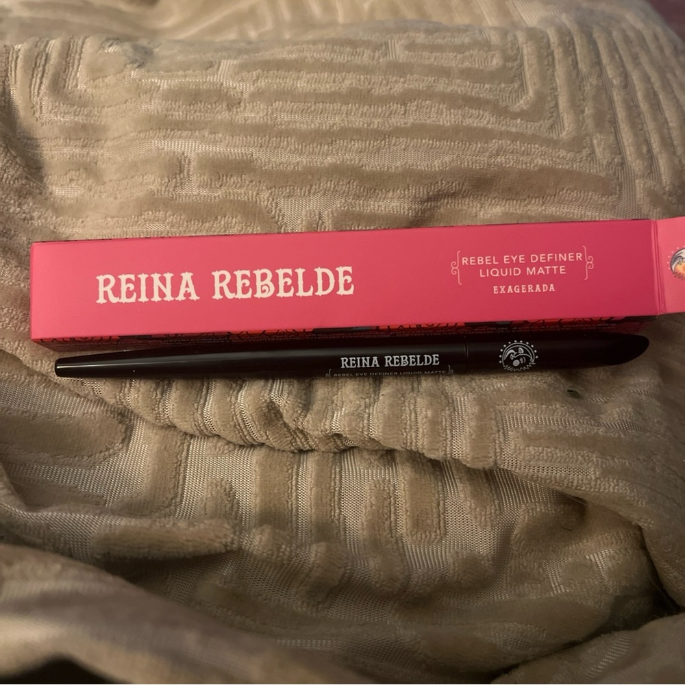 Reina Rebelde Liquid Matte Eyeliner - Black #208